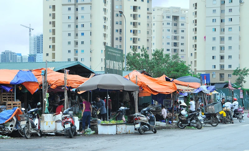 Chợ tạm Nam Trung Yên. Ảnh: NAM NGUYỄN