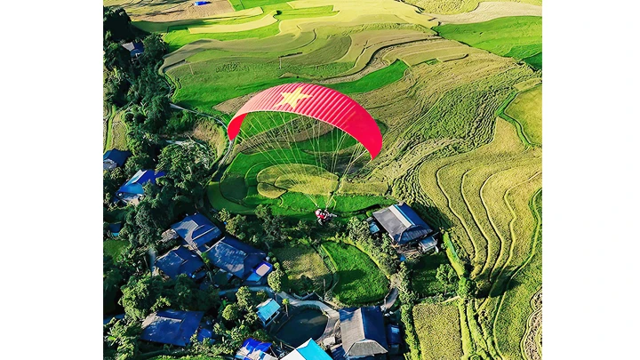 Lơ lửng trên cánh dù