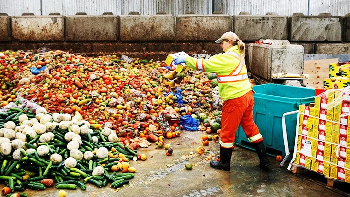 Thực phẩm bị đổ bỏ từ các nhà hàng là một trong những nguyên nhân gây lãng phí. Ảnh: AP