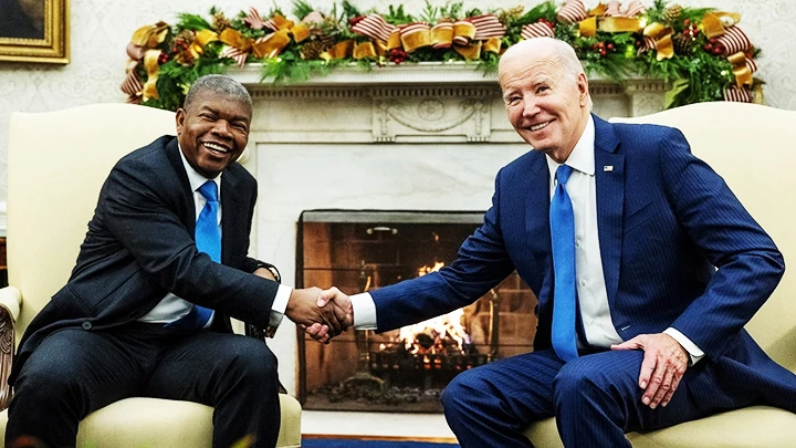 Tổng thống Mỹ Joe Biden (trái) gặp gỡ người đồng cấp Angola Joao Lourenco. Ảnh: ABC NEWS