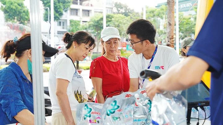 Người dân mua sắm tại Công viên Khánh Hội (Quận 4, TP Hồ Chí Minh). Ảnh: PHẠM VINH