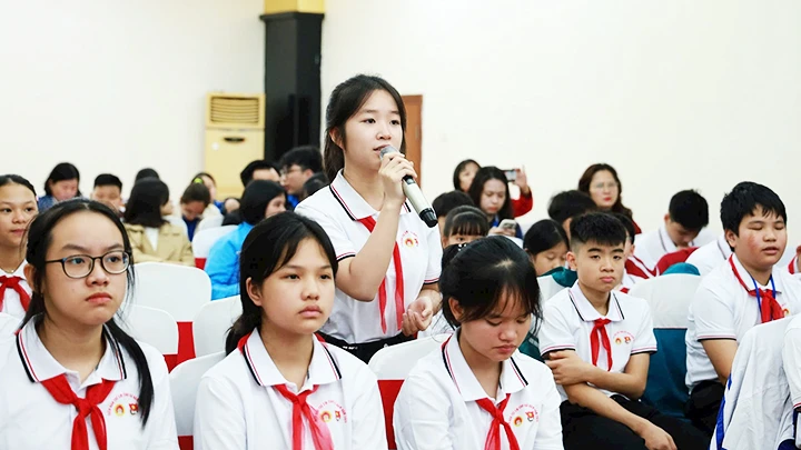 Các học sinh tham dự diễn đàn.