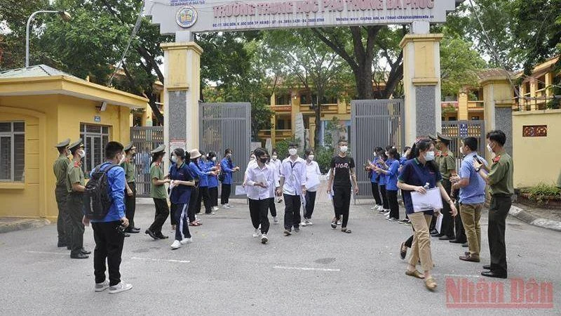 Thí sinh điểm thi Trường THPT Đa Phúc, Sóc Sơn, Hà Nội kết thúc buổi thi sáng 7/7.