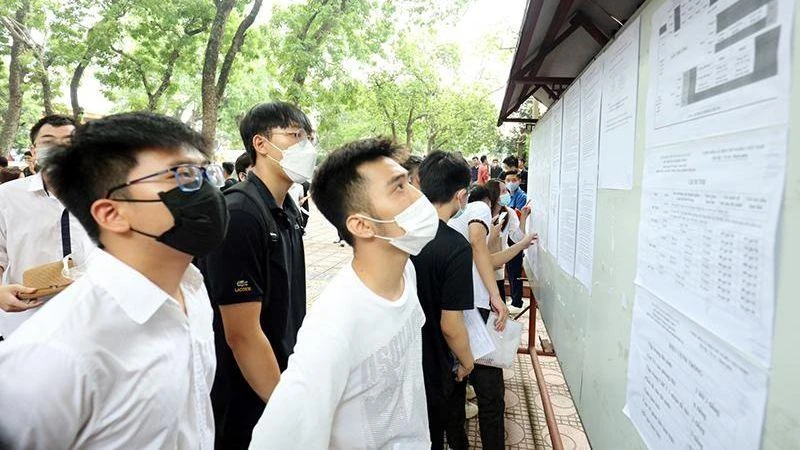 Thí sinh xem số báo danh tại điểm thi Trường THPT Phan Đình Phùng, Hà Nội. (Ảnh: VIẾT CHUNG)