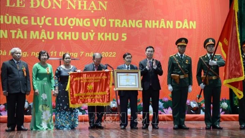 Ban Tài mậu Khu ủy Khu 5 đón nhận danh hiệu Anh hùng Lực lượng vũ trang nhân dân.