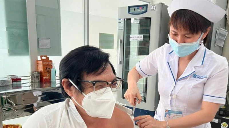 Phó Chủ tịch Ủy ban nhân dân tỉnh Đồng Nai Nguyễn Sơn Hùng tiêm vaccine phòng Covid-19 mũi 4.
