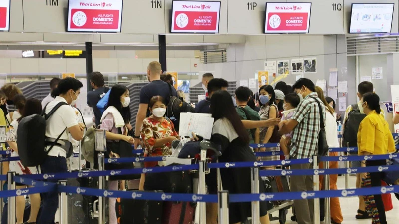 Hành khách làm thủ tục tại sân bay Don Muang, Bangkok. (Ảnh: Bưu điện Bangkok)