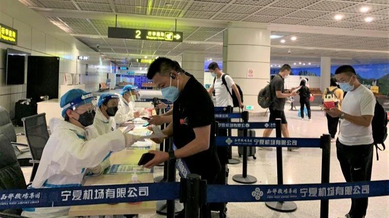 Hành khách làm thủ tục kiểm tra xét nghiệm SARS-CoV-2 tại sân bay ở thành phố Ngân Xuyên, Trung Quốc. (Ảnh: HỮU HƯNG)