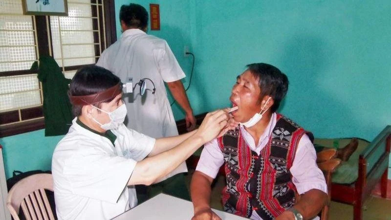 Quân y Bộ đội Biên phòng Thừa Thiên Huế khám bệnh cho người dân xã Quảng Nhâm (huyện biên giới A Lưới).