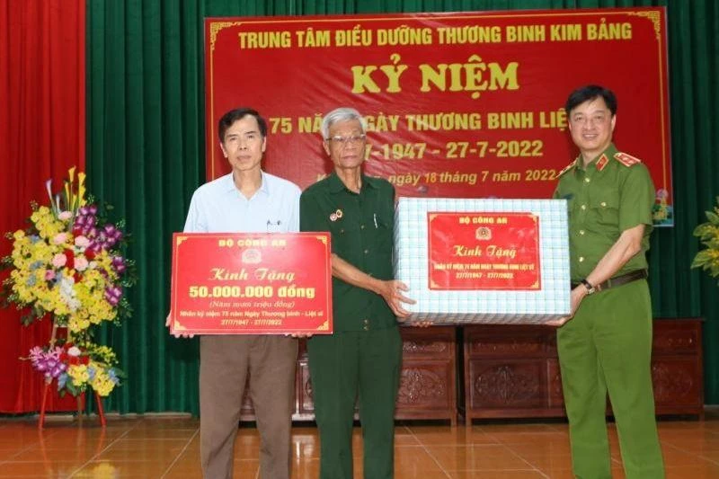 Đồng chí Nguyễn Duy Ngọc tặng quà cho Trung tâm Điều dưỡng thương binh tại huyện Kim Bảng.