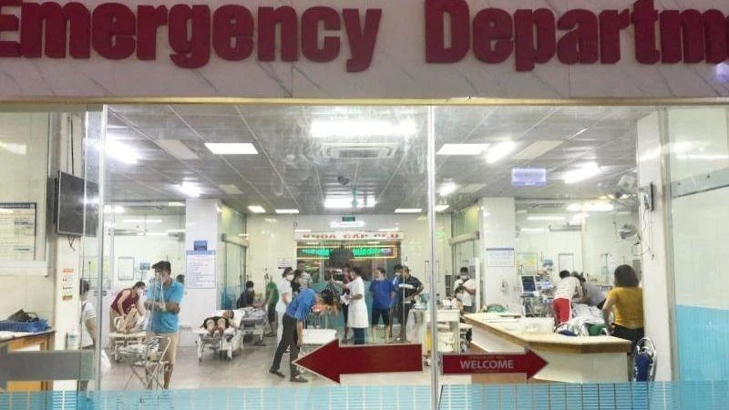 Các nạn nhân vụ ngạt khí độc được cấp cứu tại Bệnh viện đa khoa tỉnh Phú Thọ. (Ảnh: Ngọc Long).