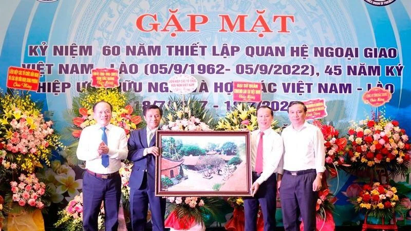 Đồng chí Chanthaphone Khammanichanh (thứ 2 từ trái sang) nhận quà lưu niệm của UBND tỉnh Bắc Giang tại buổi gặp mặt.