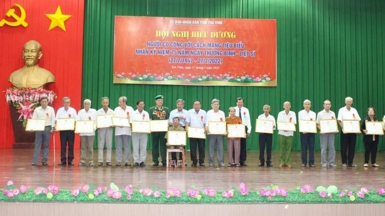 Người có công với cách mạng tiêu biểu, có thành tích xuất sắc nhận Bằng khen của Chủ tịch UBND tỉnh Trà Vinh.