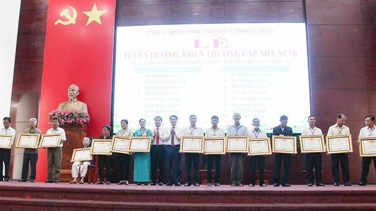 Truy tặng Danh hiệu vinh dự của Nhà nước cho 12 Mẹ Việt Nam Anh hùng.