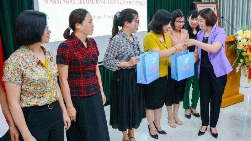 Lãnh đạo Hội Liên hiệp Phụ nữ Ninh Bình trao quà nhân kỷ niệm 75 năm Ngày Thương binh-Liệt sĩ.