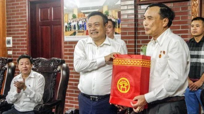 Chủ tịch UBND thành phố Hà Nội Trần Sỹ Thanh thăm hỏi, tặng quà gia đình thương binh Nguyễn Xuân Trường (Ảnh: Phú Khánh).