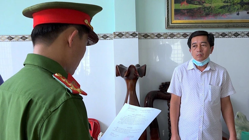 Cơ quan điều tra đọc lệnh bắt tạm giam ông Lê Ngọc Định, Trưởng phòng Kế hoạch-Tài chính thuộc Sở Y tế tỉnh Cà Mau.