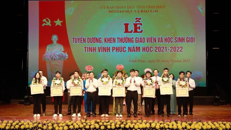 Lãnh đạo tỉnh Vĩnh Phúc tặng Bằng khen cho giáo viên, học sinh đoạt giải Nhất Kỳ thi học sinh giỏi quốc gia.