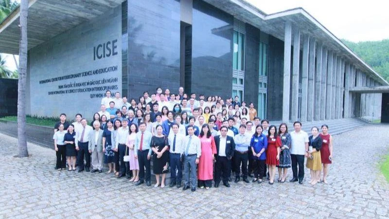 Các nhà khoa học chụp ảnh lưu niệm tại Trung tâm quốc tế Khoa học và Giáo dục liên ngành (ICISE), Quy Nhơn, Bình Định.