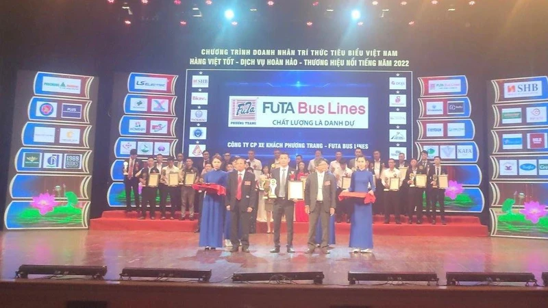 Đại diện FUTA Bus Lines đạt tốp 10 dịch vụ hoàn hảo vì quyền lợi người tiêu dùng và thương hiệu nổi tiếng hàng đầu năm 2022.
