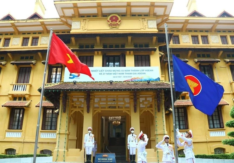 Lực lượng tiêu binh thực hiện nghi thức thượng cờ ASEAN.(Ảnh: Văn Điệp/TTXVN)