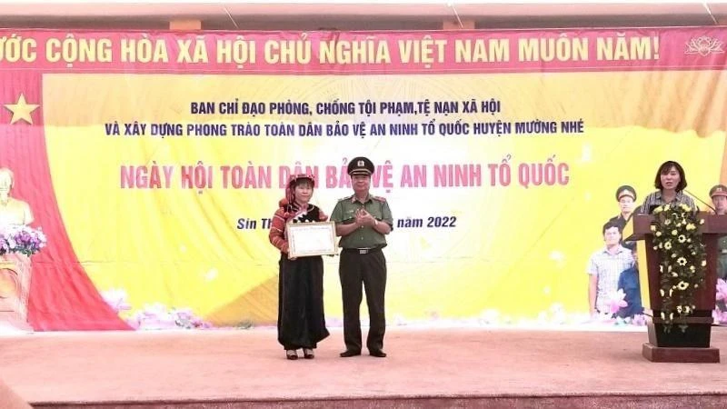 Trao Bằng khen của Bộ trưởng Công an tặng cán bộ, nhân dân Sín Thầu có thành tích xuất sắc trong xây dựng phong trào Toàn dân bảo vệ an ninh Tổ quốc.