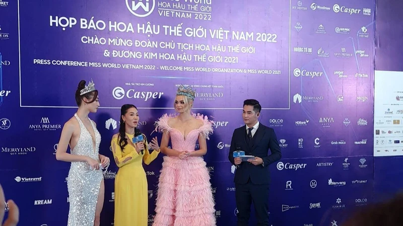 Đương kim Miss World 2021 - Karolina Biclawska trả lời phỏng vấn báo chí Việt Nam.