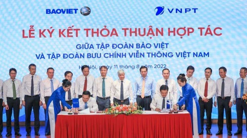 Tổng Giám đốc Tập đoàn Bảo Việt Đỗ Trường Minh và Tổng Giám đốc Tập đoàn VNPT Huỳnh Quang Liêm ký kết hợp tác giữa hai bên