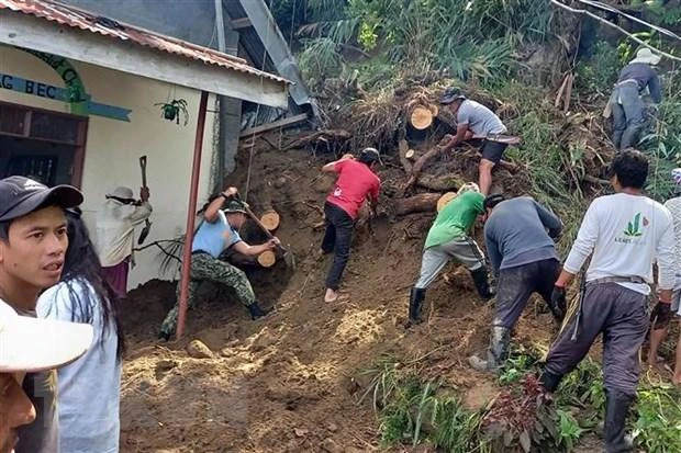 Nhân viên cứu hộ tìm kiếm người mắc kẹt sau trận động đất ở làng Mayag, Bauko Philippines, ngày 27/7. (Ảnh: AFP/TTXVN)