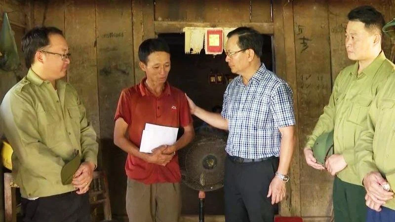 Đồng chí Hoàng Quốc Khánh, Phó Chủ tịch UBND tỉnh Lào Cai thăm hỏi, động viên gia đình người bị nạn vụ lật thuyền trên sông Chảy. (Ảnh: Tất Đạt)