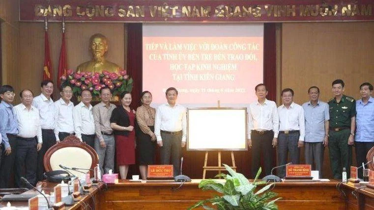Đoàn công tác tỉnh Bến Tre làm việc tại tỉnh Kiên Giang.