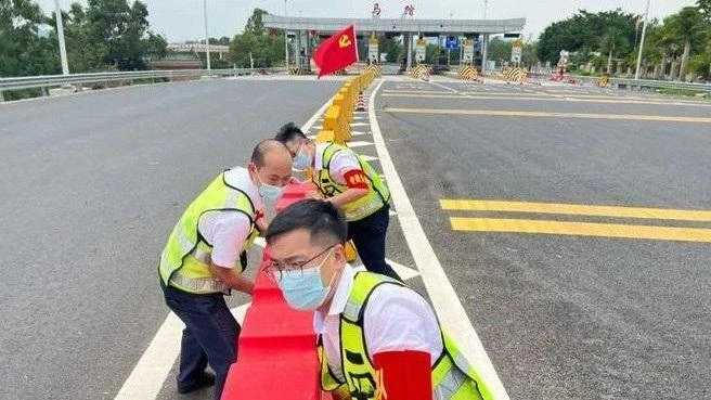 Lực lượng chức năng tỉnh Quảng Đông (Trung Quốc) kiểm tra đường bộ cao tốc, để ứng phó cơn bão Maon.