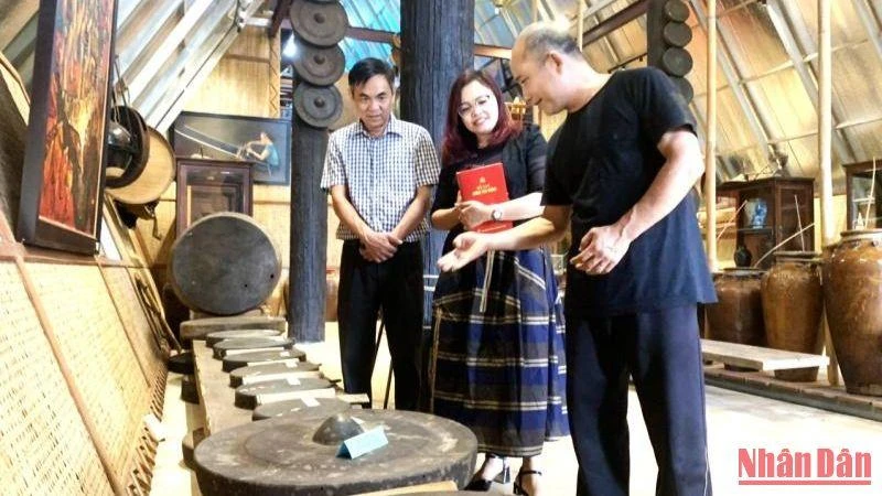 Ông Mẫn Phong Sơn giới thiệu về những bộ chiêng quý do mình sưu tầm được và đang trưng bày tại Bảo tàng Ama H’mai.