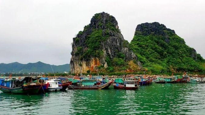 Tàu thuyền vào nơi tránh trú bão an toàn tại Cảng Cái Rồng, huyện Vân Đồn.
