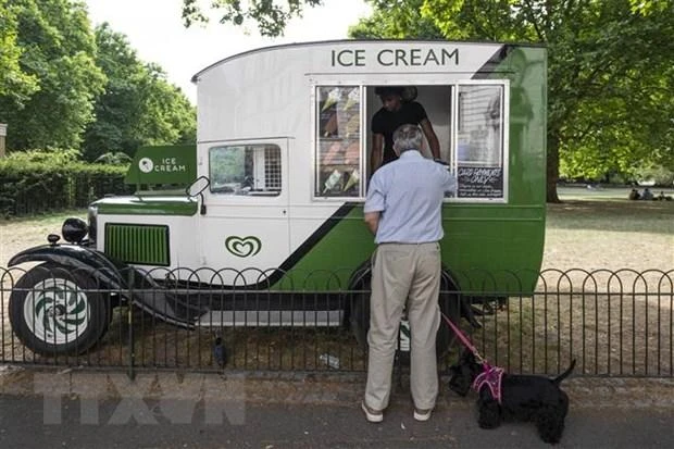 Người dân mua kem giải nhiệt tại London, Anh. (Ảnh: THX/TTXVN)