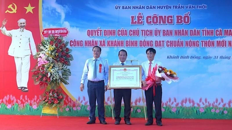 Trao quyết định của Chủ tịch UBND tỉnh Cà Mau công nhận xã Khánh Bình Đông về đích xây dựng nông thôn mới.