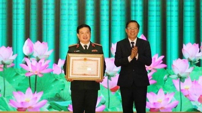Chủ tịch UBND Thành phố Hồ Chí Minh Phan Văn Mãi trao Bằng khen của Thủ tướng Chính phủ cho Thiếu tướng Phan Văn Xựng, Chính ủy Bộ Tư lệnh Thành phố Hồ Chí Minh.