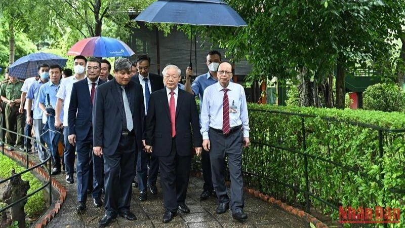 Tổng Bí thư Nguyễn Phú Trọng cùng các đại biểu thăm Khu Di tích Chủ tịch Hồ Chí Minh tại Phủ Chủ tịch. (Ảnh: Thủy Nguyên)