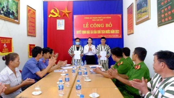 Nhà tạm giữ, Công an thành phố Cao Bằng tổ chức công bố quyết định đặc xá của Chủ tịch nước đối với 2 phạm nhân.