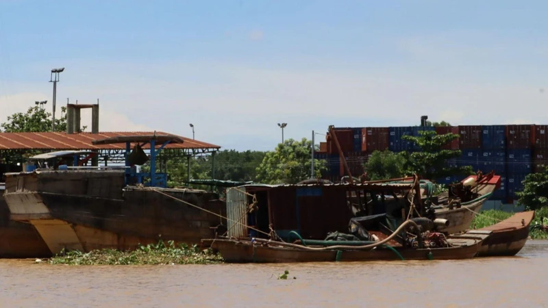 Thuyền khai thác cát trái phép trên sông Đồng Nai bị tạm giữ tại bến của Phòng Cảnh sát giao thông, Công an tỉnh Đồng Nai.