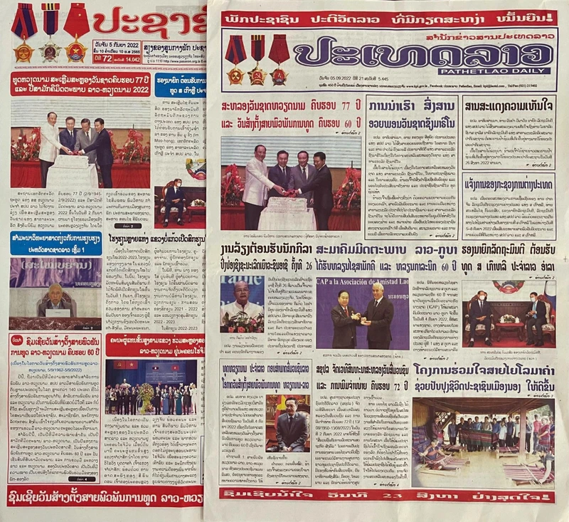 Các báo lớn của Lào số ra ngày 5/9 đưa tin đậm nét về mối quan hệ đặc biệt Lào-Việt Nam. (Ảnh: Lê Duy Toàn)