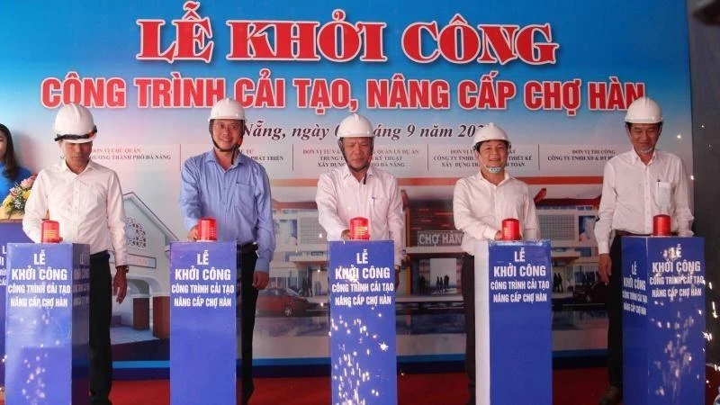 Các đại biểu bấm nút khởi công công trình. 