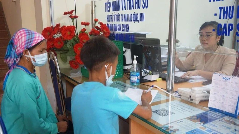 Phụ huynh ở huyện Bát Xát (Lào Cai) đưa học sinh đến mua bảo hiểm y tế học đường.