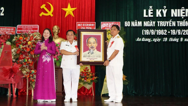Đồng chí Võ Thị Ánh Xuân trao tặng tranh chân dung Chủ tịch Hồ Chí Minh cho cán bộ, chiến sĩ Lữ đoàn 962.