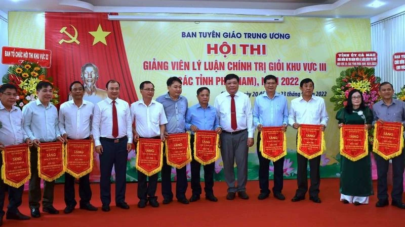 Ban tổ chức tặng cờ lưu niệm cho các đơn vị và thí sinh tham gia Hội thi giảng viên lý luận chính trị khu vực III các tỉnh phía nam.