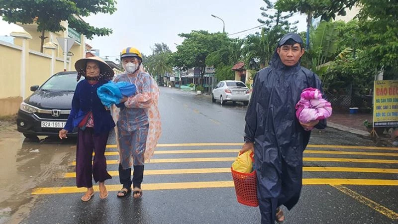 Lực lượng chức năng đưa người dân xã Tam Thanh đi tránh bão.