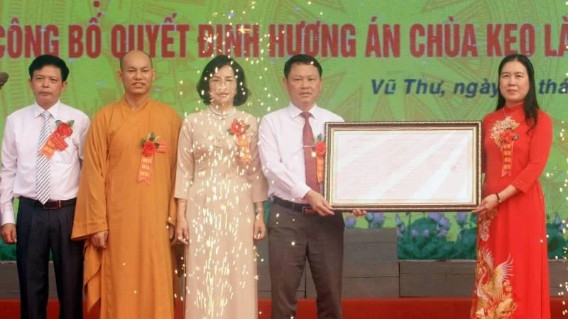 Thừa ủy quyền của Thủ tướng Chính phủ, bà Trần Thị Bích Hằng, Phó Chủ tịch Ủy ban nhân dân tỉnh Thái Bình (bên phải) trao Quyết định của Thủ tướng Chính phủ công nhận Hương án chùa Keo là bảo vật quốc gia.