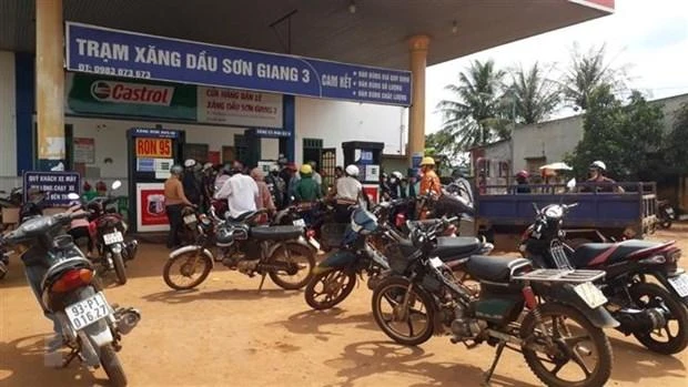Trạm xăng dầu Sơn Giang 3 ở xã Đắk Ơ, huyện Bù Gia Mập, Bình Phước treo bảng "hết xăng". (Ảnh: TTXVN)