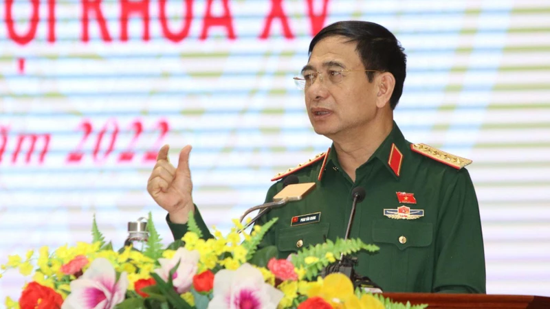 Đại tướng Phan Văn Giang phát biểu ý kiến tại buổi tiếp xúc cử tri.