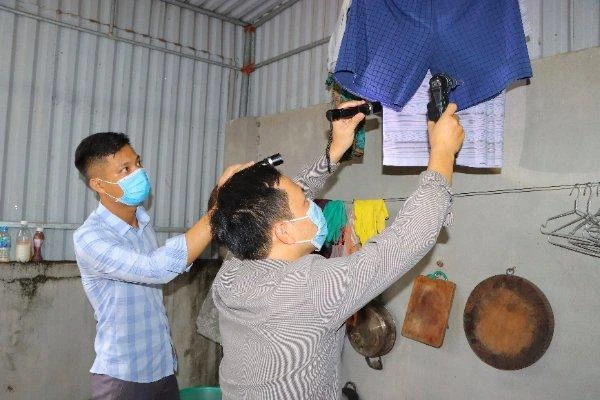 Trung tâm Kiểm soát bệnh tật tỉnh Thái Bình điều tra, giám sát chỉ số côn trùng tại khu vực có ca mắc sốt xuất huyết xã Đông Các (huyện Đông Hưng, tỉnh Thái Bình). (Ảnh: CDC Thái Bình cung cấp)